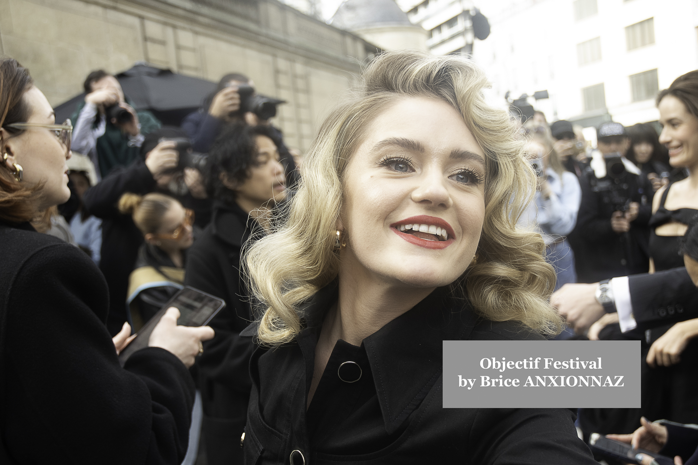 Photo streetstyle de Kim Cattrall -  Streetstyle photos of guest arrivals at the Nina Ricci show lors du défilé Nina Ricci Spring 2025 à Streetstyle-photos-of-guest-arrivals-at-the-Nina-Ricci-show, Paris Fashion Week le 7 March 2025 par Brice ANXIONNAZ (Objectif Festival)